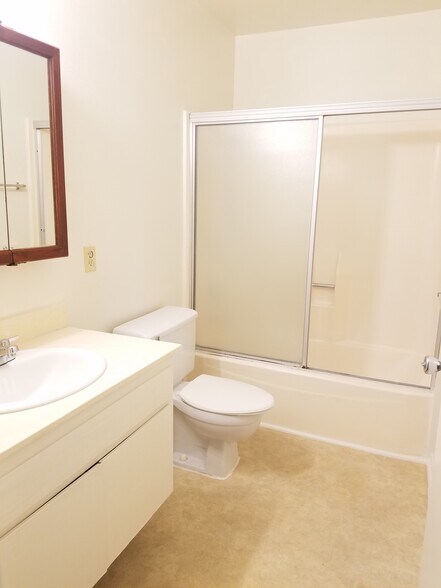 Full bath - 725 Windwood Dr