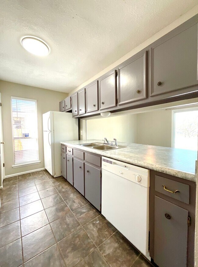 Building Photo - MUST SEE! 2 Bedroom / 1.5 Bath Duplex w/ Garage!