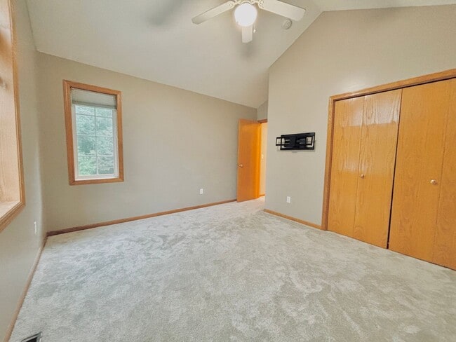 Building Photo - Gorgeous 3 Bedroom 4 Bath End Unit in Eagan