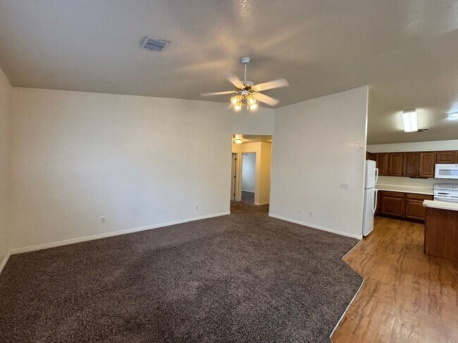 Building Photo - DARLING TOWNHOME FOR RENT IN HURRICANE!