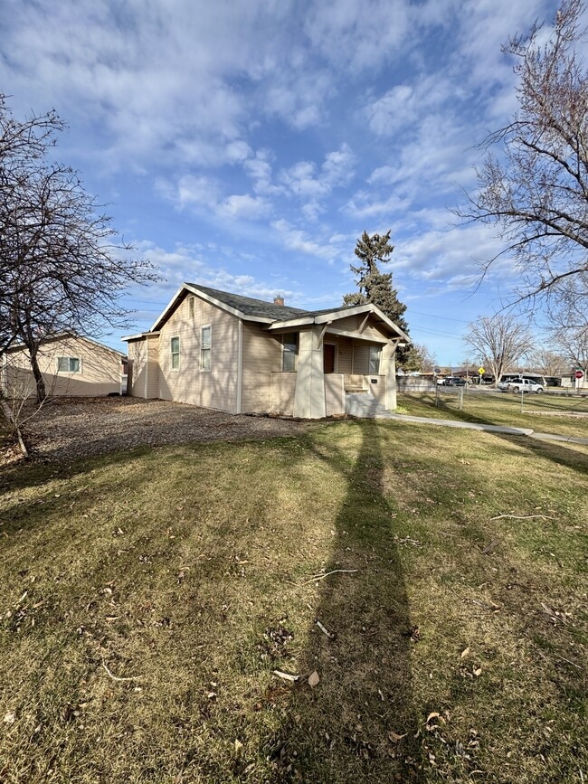 Building Photo - 560 E 6th N