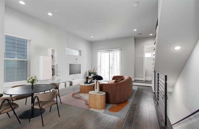 Building Photo - 2116 Naomi St