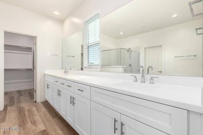 Building Photo - 6556 N 15th Dr