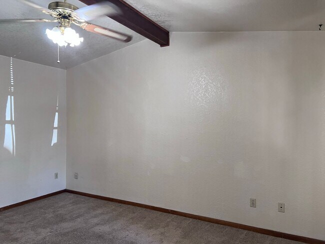 Building Photo - 2 bedroom/1 bathroom Duplex