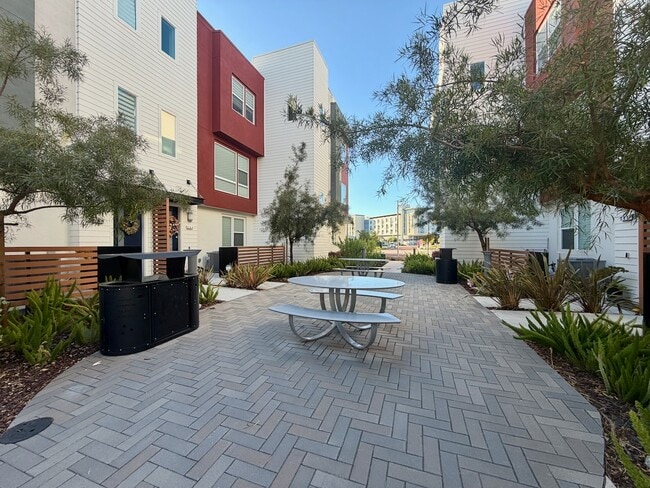 Building Photo - 561 Pilgrim Dr