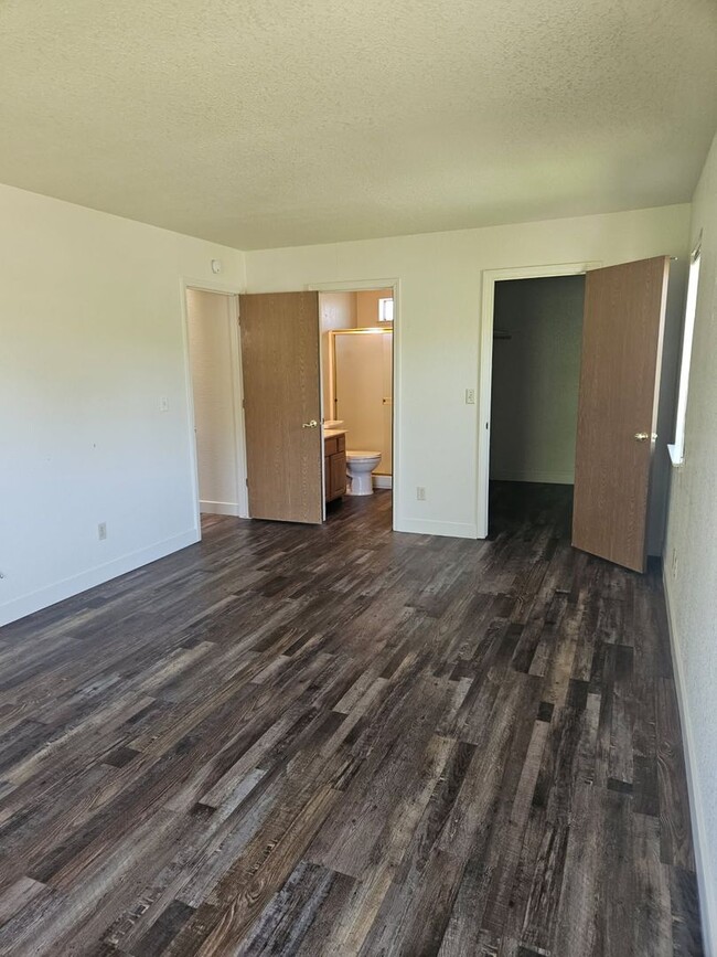 Building Photo - Greenley Oaks Townhome