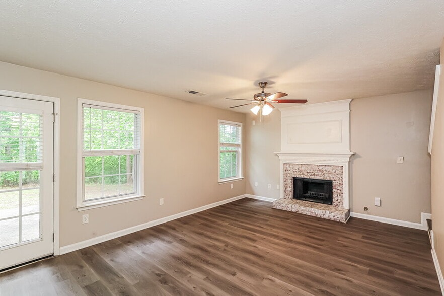 Building Photo - 4970 Promenade Dr SW