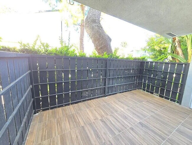 Building Photo - "Charming 2-Bed, 2-Bath Gem in Tarzana - Cozy 830 Sq Ft Retreat!"