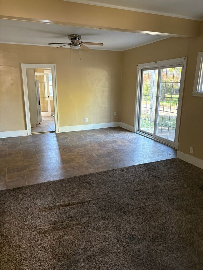 Building Photo - 2 BR house w garage, CA, fireplace