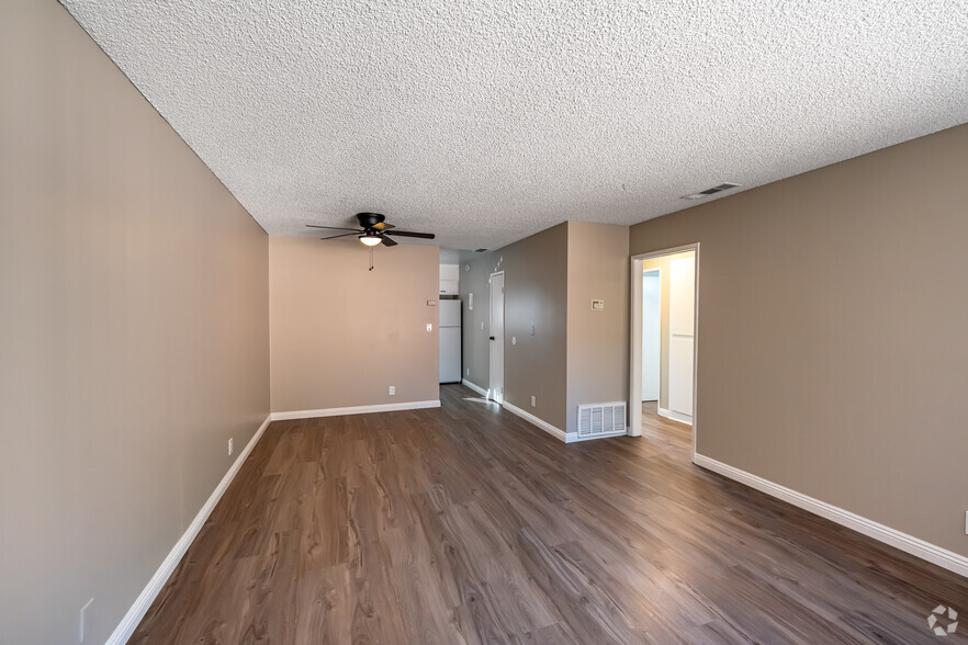 2BR, 1BA - 825SF - Living Room - Mayfield Park