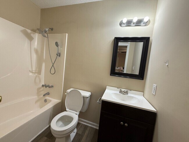 Building Photo - 2 bedroom, 2 bath Duplex