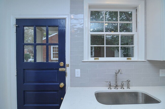 Building Photo - Beautiful 3 bedroom/2 bath house in highly desirable Shandon location! Available June 2026!