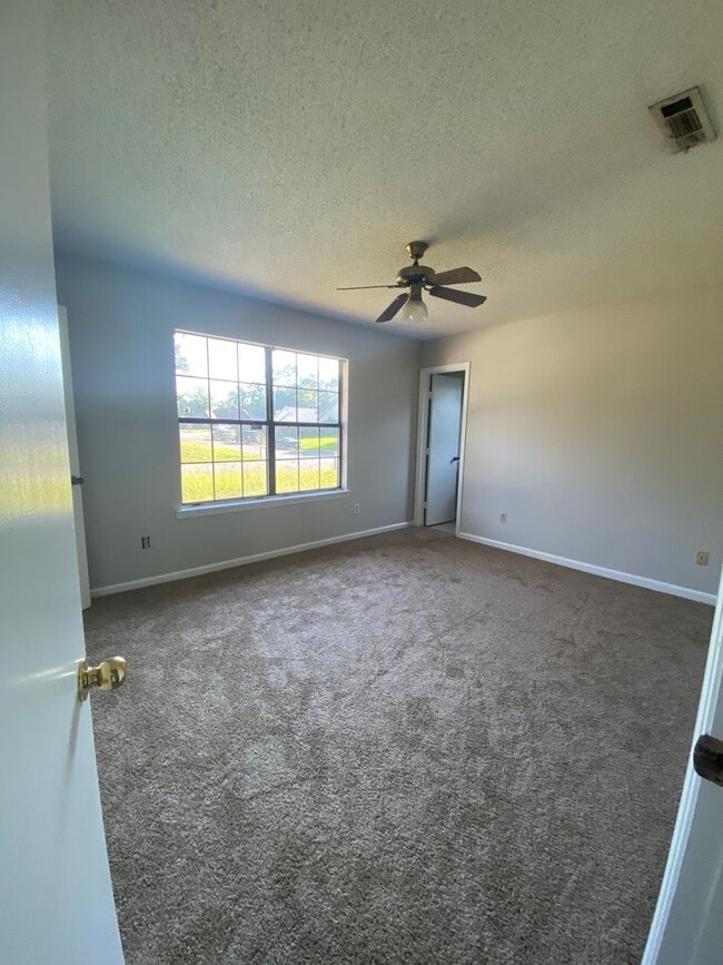 Building Photo - Pet Friendly Ridgewood Subdivision Gem: 3-...