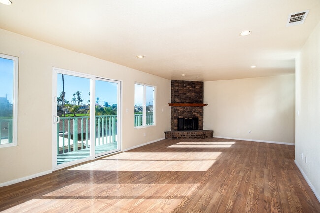 Building Photo - 1908 Broadway St