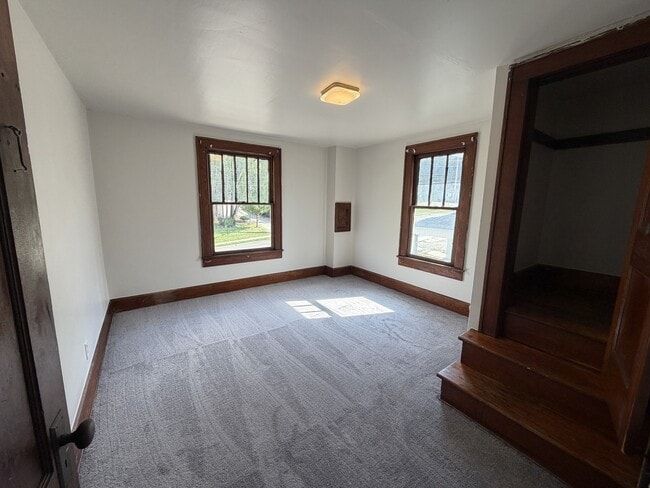 Building Photo - 403 Pine St