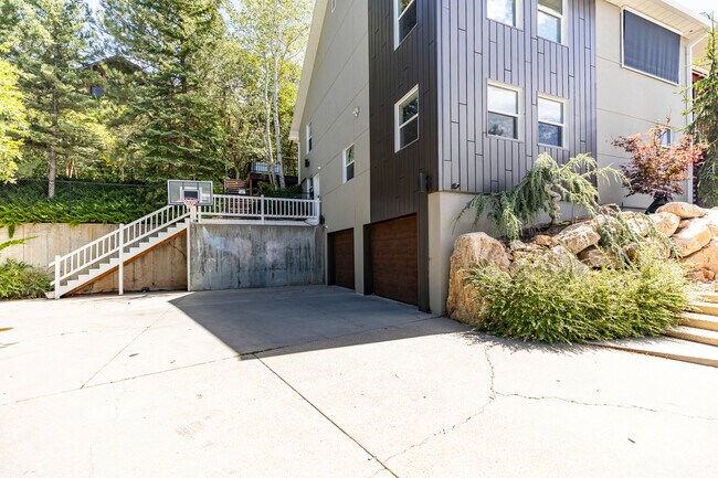 Building Photo - 4545 S Thousand Oaks Dr