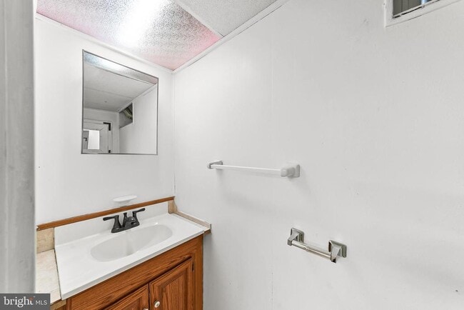 Building Photo - 129 Alverstone Rd