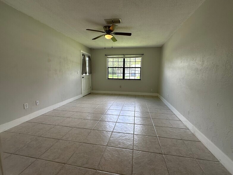 Building Photo - 907 Royal Oak Ct