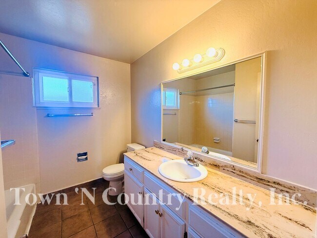 Building Photo - 215 W Alvin Dr