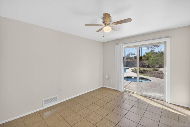 Building Photo - 2272 E Blacklidge Dr