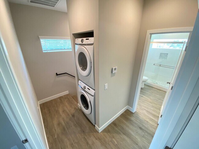 Building Photo - 4BD/2BA with a Balcony!