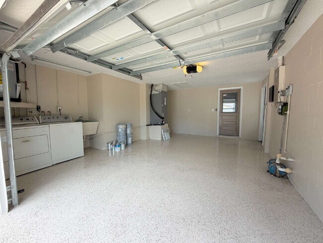 Building Photo - Spacious 2/2 with home with fenced yard in great Port Richey location.