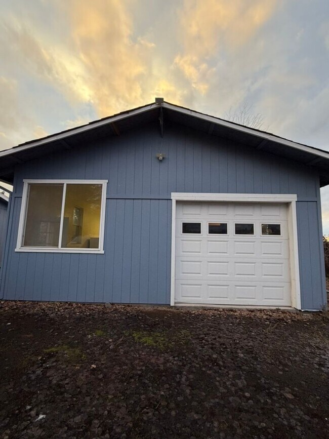 Building Photo - Large 3 Bedroom with Shop