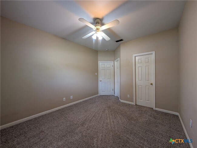 Building Photo - 947 River Rock