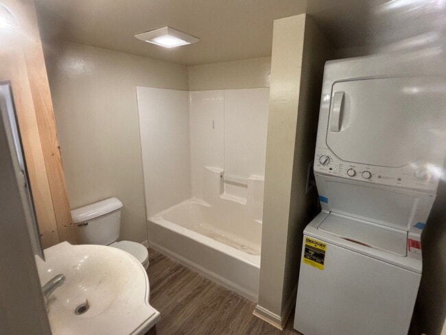 Building Photo - Freshly Remodeled 3BR / 1 BA Apartment
