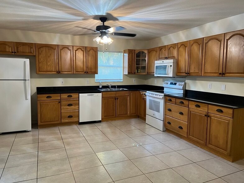 Building Photo - 1668 SW Herder Rd