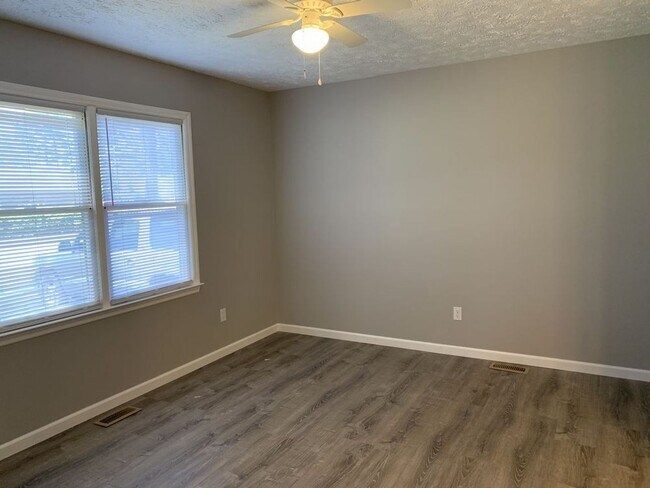Building Photo - Charming 3 Bed, 2 Bath Home in Fayetteville