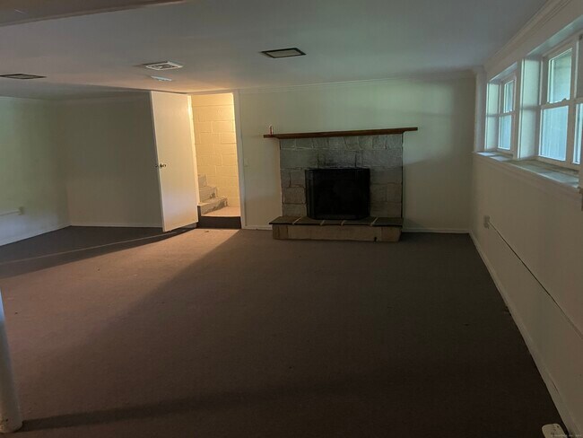 Building Photo - 85 Valley Rd