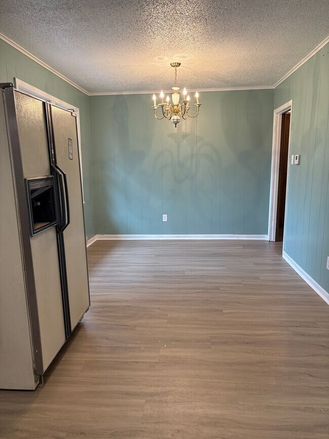 Building Photo - Beautiful 3 bedroom/1 bath home with Fireplace and Central HVAC!