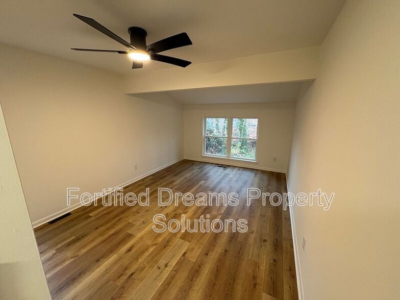 Building Photo - 5265 Country Club Rd