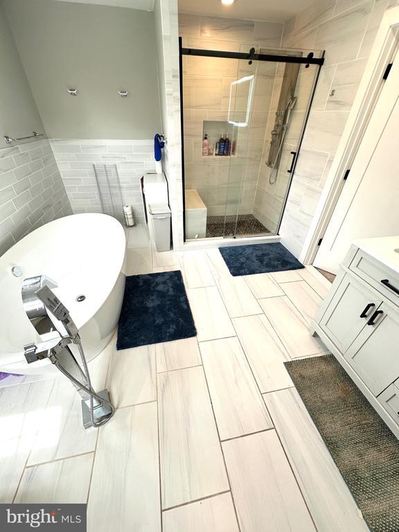 Building Photo - 842 E Cathedral Rd