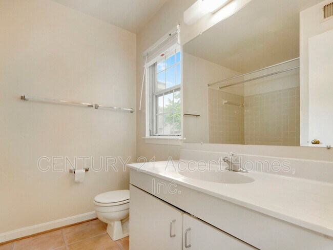 Building Photo - 8647 Beekman Pl