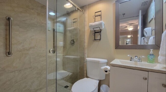 Building Photo - Views! Gorgeous, upgraded penthouse condo at The Breakers