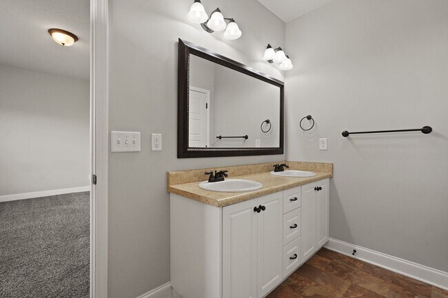 Building Photo - 508 Potter Stone Square