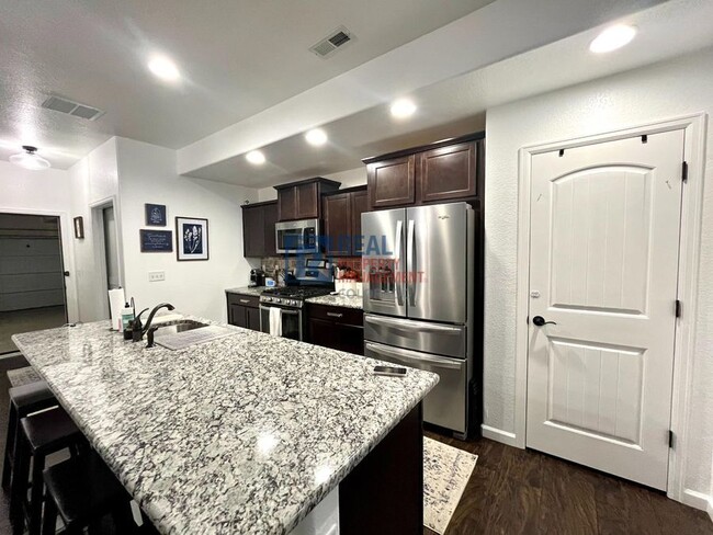 Building Photo - 5676 Shamrock Heights