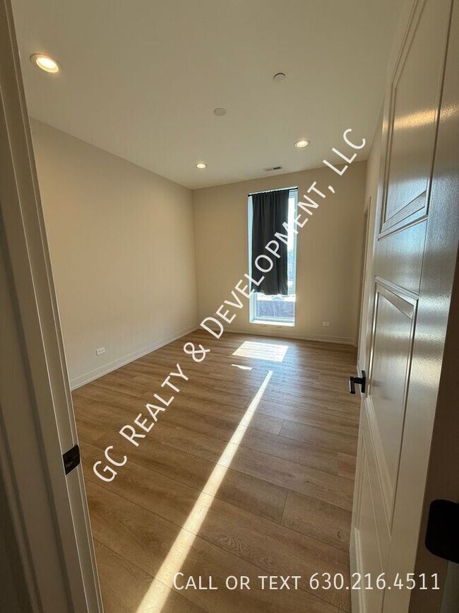 Building Photo - 3202 N Kildare Ave