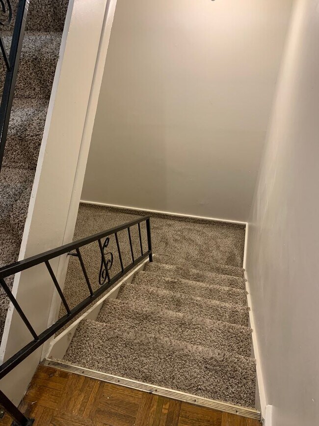 Building Photo - 3 Bed 1.5 Bathroom Townhouse