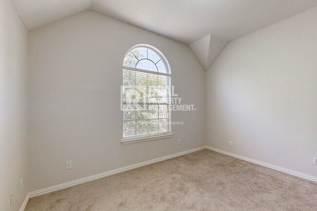 Building Photo - Elegant 5-Bedroom Home for Rent in Prime C...