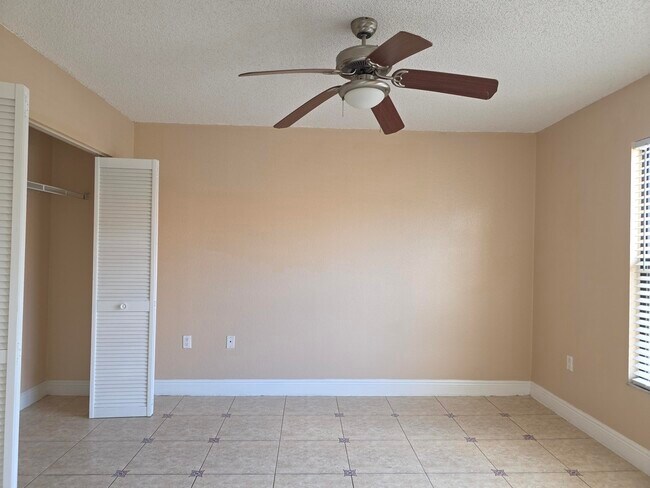 Building Photo - 1542 Lake Crystal Dr