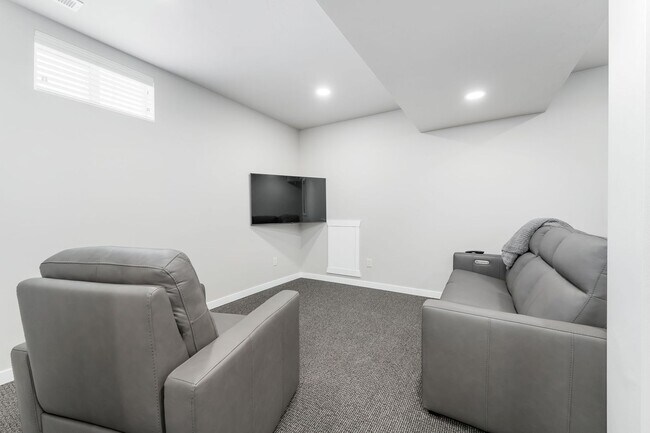 Building Photo - FURNISHED HOUSE! Short or Long Term! Large Newly Renovated Fully Furnished Modern 5 Bedroom Home ...