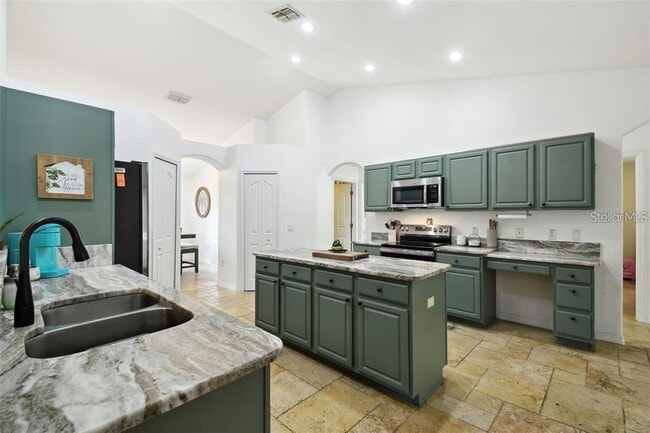 Building Photo - 199 Pine St