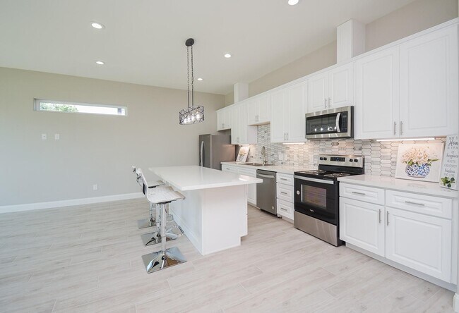 Building Photo - 147 S 66th St