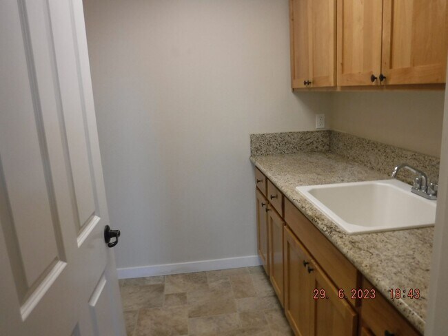 Building Photo - Nice 3 Bedroom townhouse in E Medford