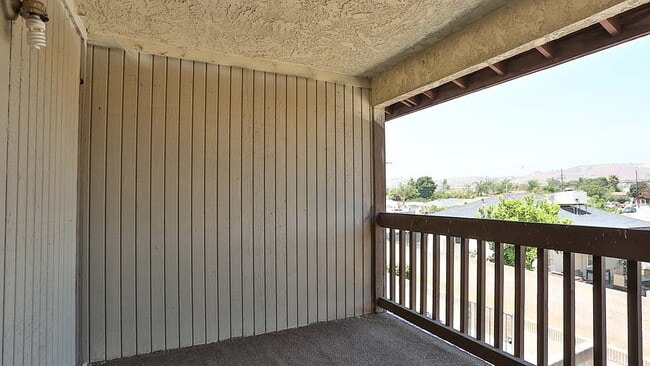 Building Photo - "Charming 2-Bedroom Retreat with Spacious ...