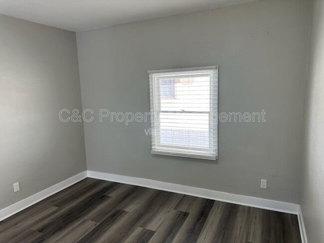 Building Photo - 1519 W 22nd Pl