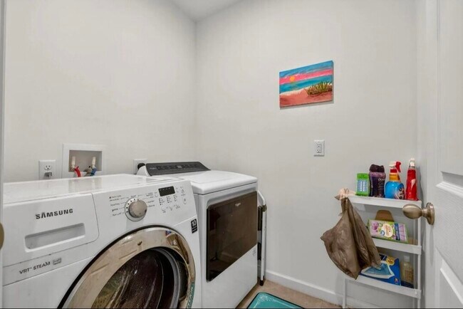 Building Photo - 543 SW Whitmore Dr